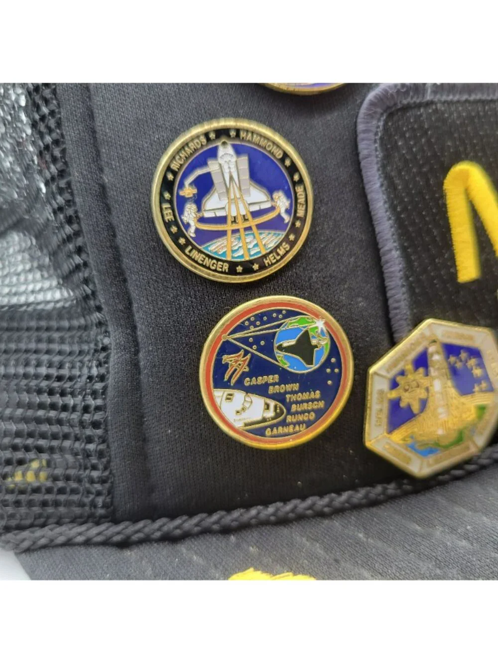 18 NASA Space Mission Pins & Black Mesh Snapback Trucker's Hat San Sun Gold Leaf
